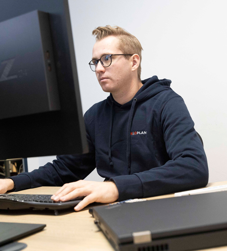 Ein Mitarbeiter von Kundoplan arbeitet am Computer